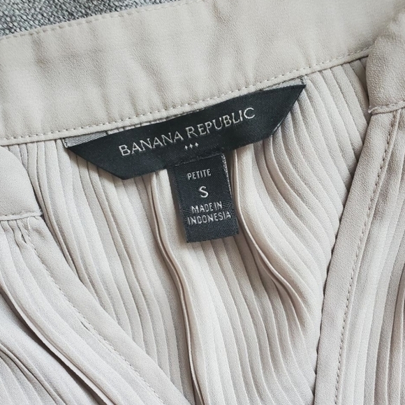 ๐3 for $25๐ Banana Republic Beige Flowy Accordion Pleated Top - Picture 7 of 8